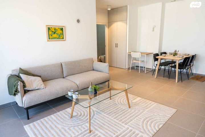 בניין מגורים, דרך העצמאות, שער פלמר, תחנת רכבת השמונה, חיפה