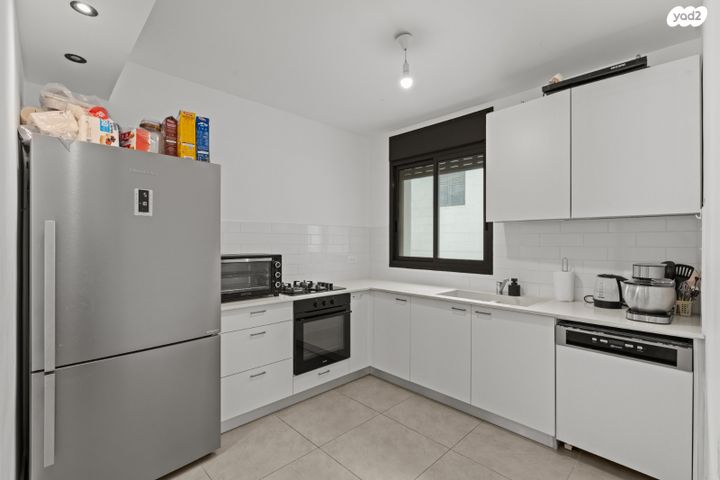 גג/ פנטהאוז, מודיעין מכבים רעות