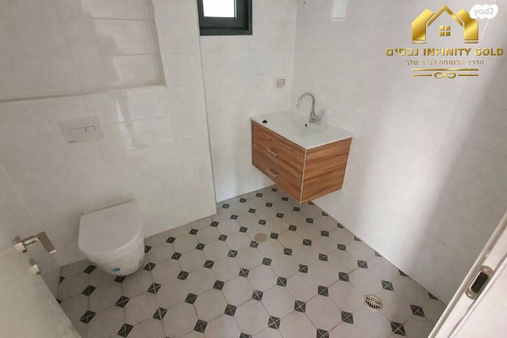 דירת גן, נרקיס, הפרחים, חריש