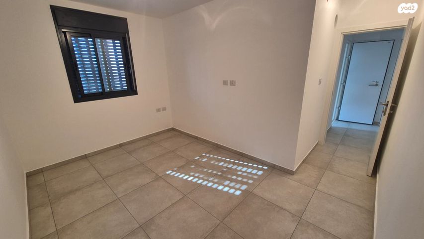 דירה, הרב מרדכי אליהו, אגמים מזרח, אשקלון