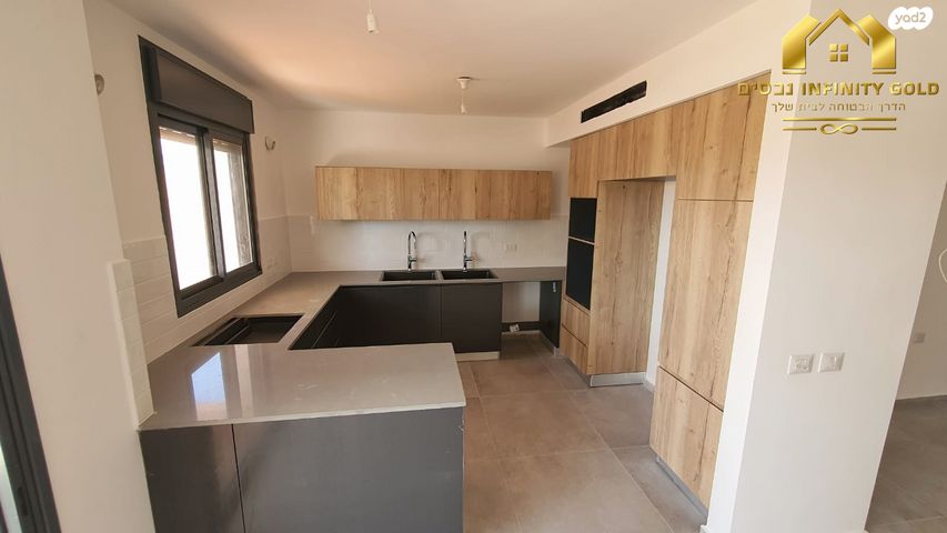 דירת גן, נרקיס, הפרחים, חריש