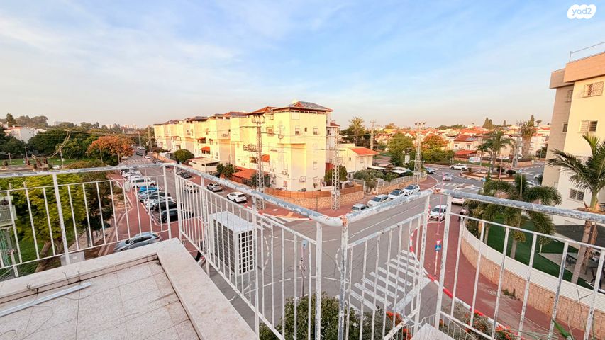 טריפלקס, החבצלת, נאות הדרים (חבצלת הצעירה), קרית עקרון