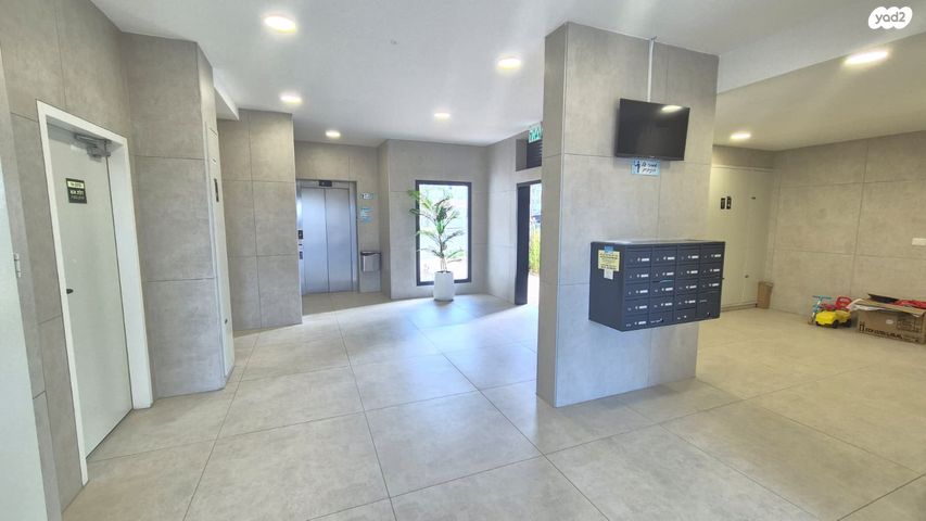 דירה, הרב מרדכי אליהו, אגמים מזרח, אשקלון