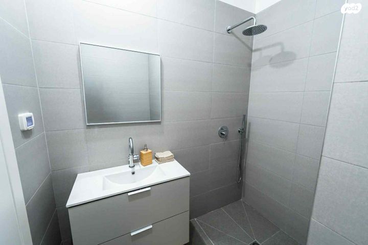 בניין מגורים, דרך העצמאות, שער פלמר, תחנת רכבת השמונה, חיפה