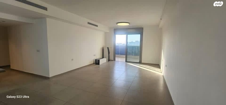 דירה, עוזי חיטמן, נאות אפק, אפקה, קרית ביאליק