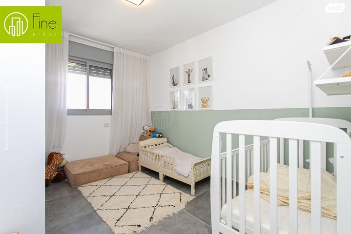 גג/ פנטהאוז, אריאל שרון, החותרים, טירת כרמל