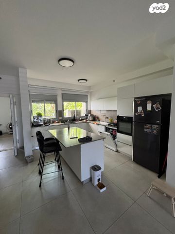 נווה יהושע, ערמונים