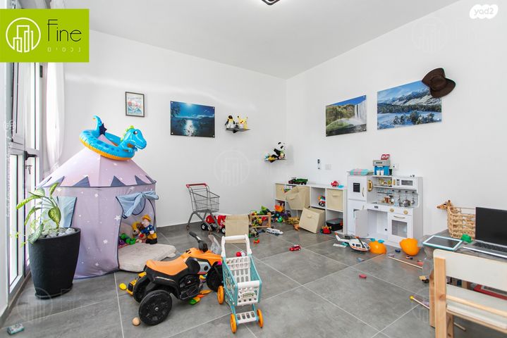 גג/ פנטהאוז, אריאל שרון, החותרים, טירת כרמל