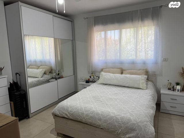 דירה, אנשי בראשית, הוד השרון