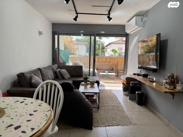 דירה, אנשי בראשית, הוד השרון