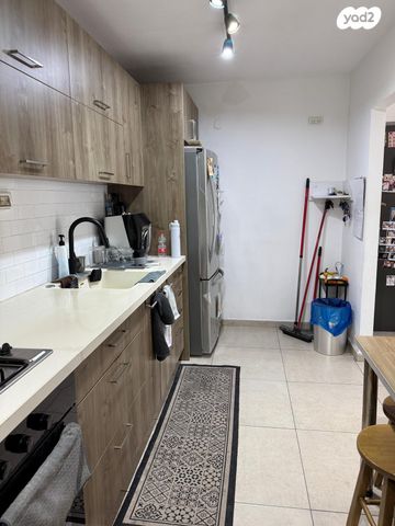 דירה, אנשי בראשית, הוד השרון