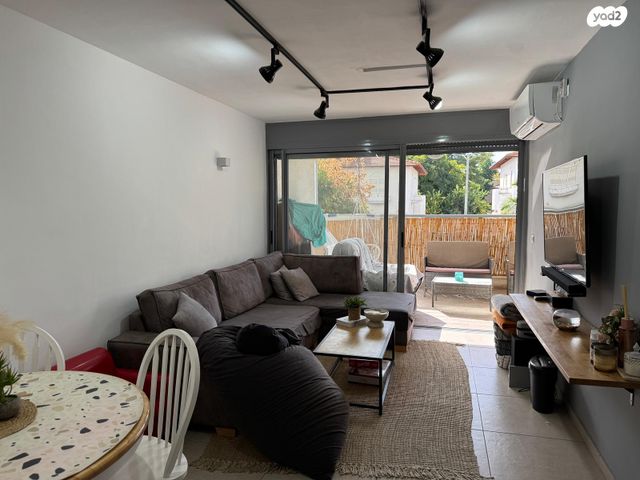 דירה, אנשי בראשית, הוד השרון