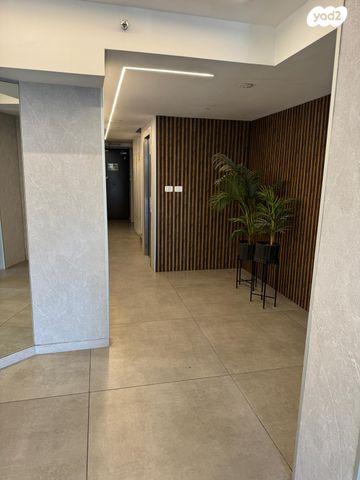 דירה, אנשי בראשית, הוד השרון