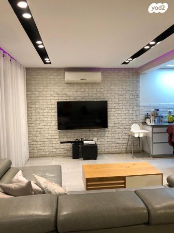 דירת גן, אושיות, רחובות