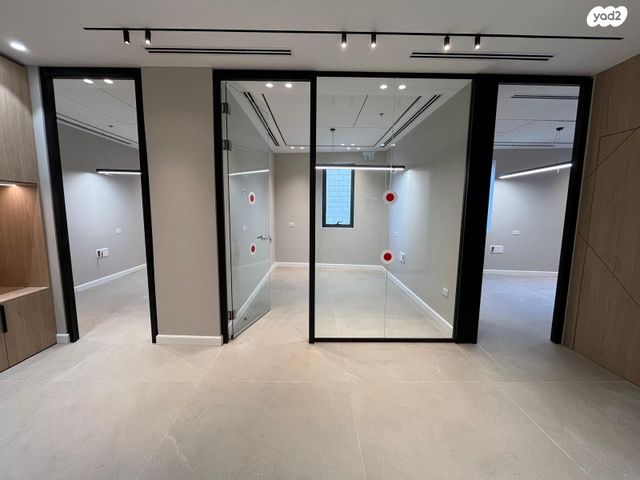 חנויות/ שטח מסחרי, שדרות הפלי"ם, קרית הממשלה ע"ש רבין, חיפה