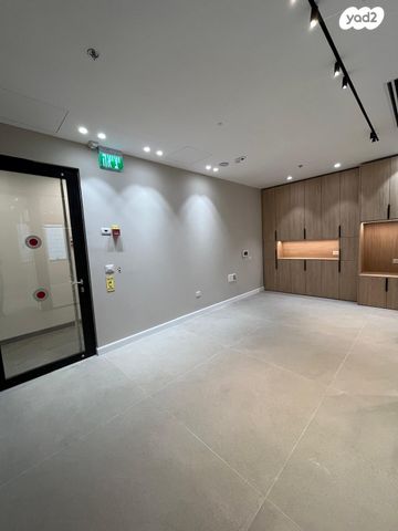 חנויות/ שטח מסחרי, שדרות הפלי"ם, קרית הממשלה ע"ש רבין, חיפה