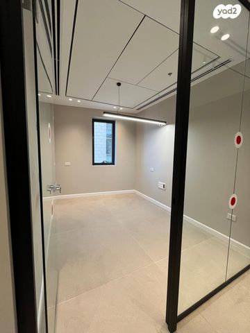 חנויות/ שטח מסחרי, שדרות הפלי"ם, קרית הממשלה ע"ש רבין, חיפה