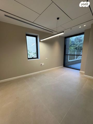 חנויות/ שטח מסחרי, שדרות הפלי"ם, קרית הממשלה ע"ש רבין, חיפה