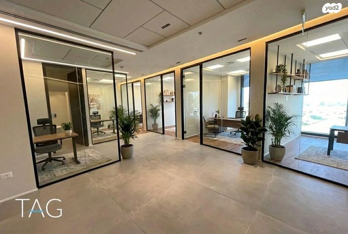 דרך מנחם בגין 13