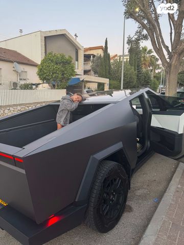 טסלה סייבטראק