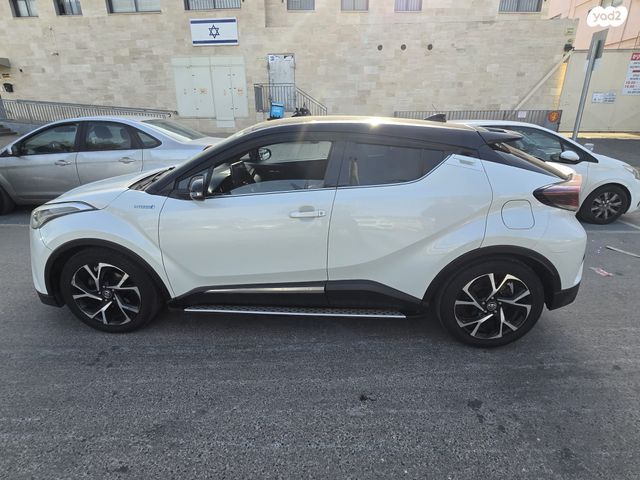 מודעת רכב טויוטה C-HR