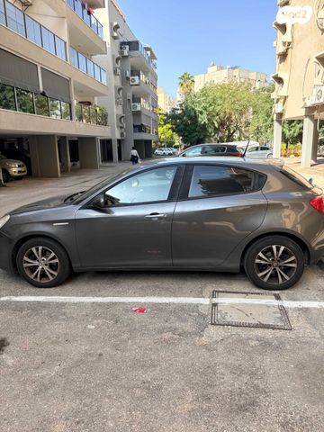 מודעת רכב אלפא רומיאו ג'ולייטה