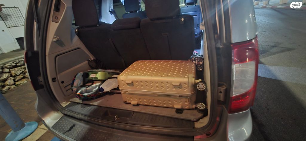 מודעת רכב קרייזלר גראנד וויאג'ר