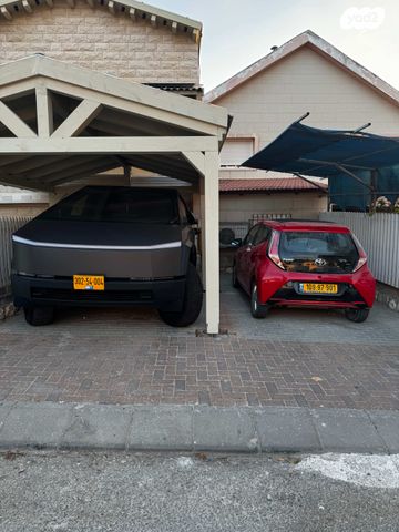 טסלה סייבטראק