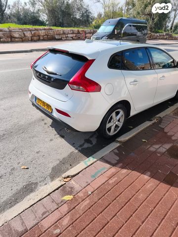 וולוו V40