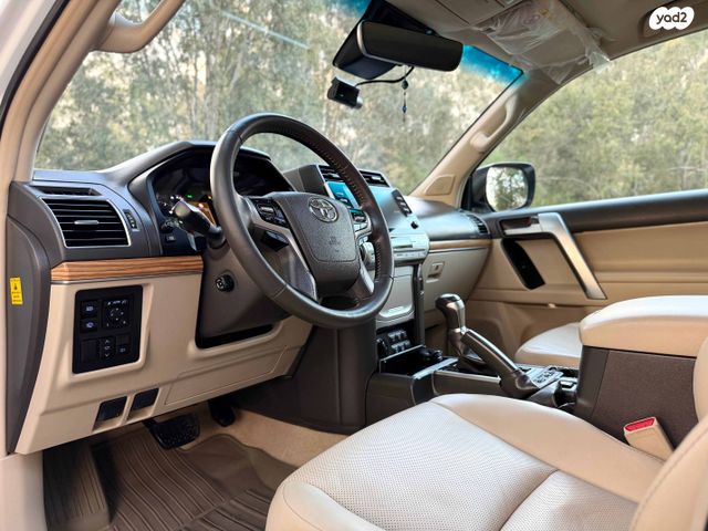 טויוטה לנד קרוזר