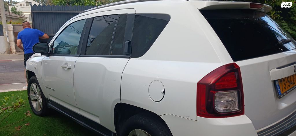 מודעת רכב ג'יפ קומפאס