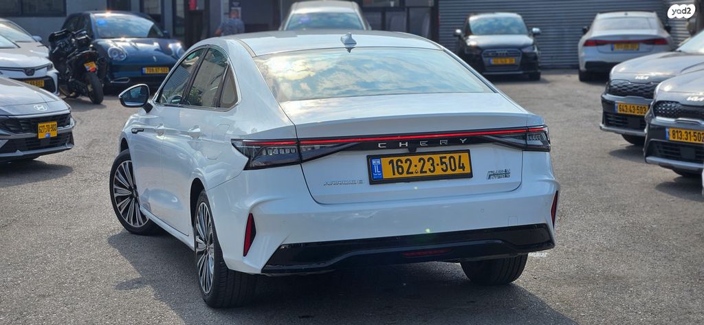 צ׳רי אריזו 8