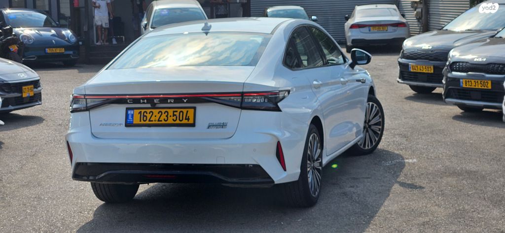 צ׳רי אריזו 8