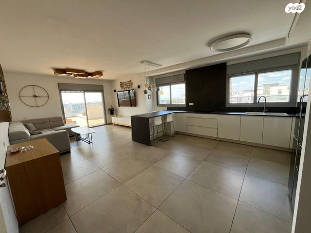 גג/ פנטהאוז, אפרים שריר 31, גבעת אוסישקין, נהריה