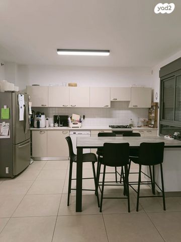 עזר וייצמן 4