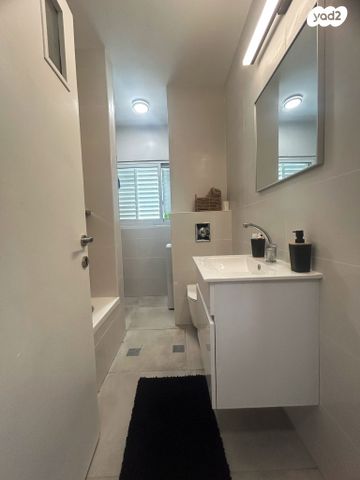 דירה, הזית 80, אורנית, אורנית