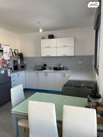 דירת גן, איבי נחל 1, אבני חפץ