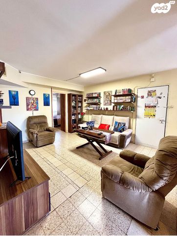 דירה, הקרן 14, כלי שיר, מעלה אדומים