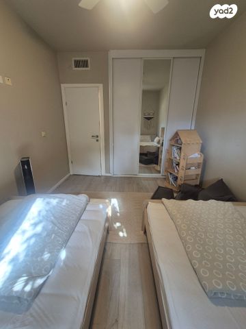 דירת גן, נעמי שמר 4, הזמר העברי, כפר סבא