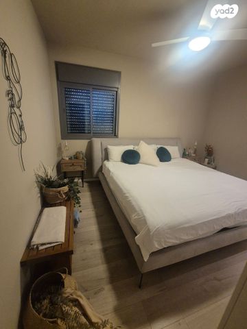 דירת גן, נעמי שמר 4, הזמר העברי, כפר סבא