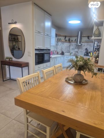 דירת גן, נעמי שמר 4, הזמר העברי, כפר סבא