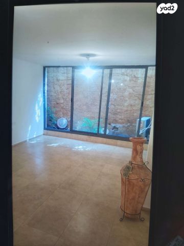 מרתף/ פרטר, לאה רבין 72, בנות חיל, ראשון לציון