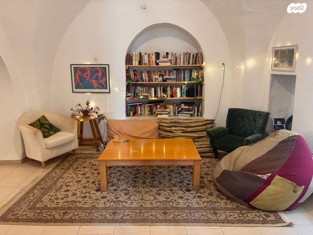 דירה, שביל החומה 12, עין כרם, ירושלים