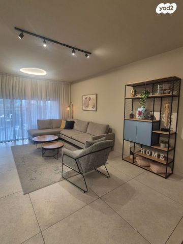 דירת גן, נעמי שמר 4, הזמר העברי, כפר סבא