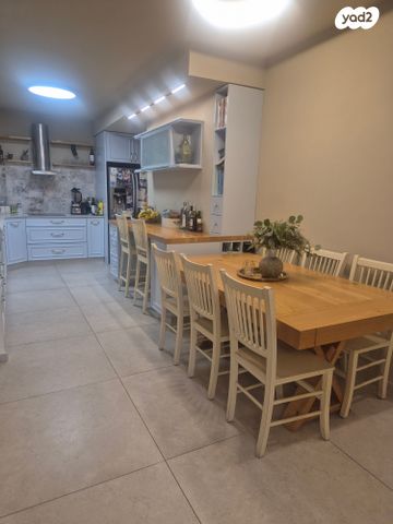 דירת גן, נעמי שמר 4, הזמר העברי, כפר סבא