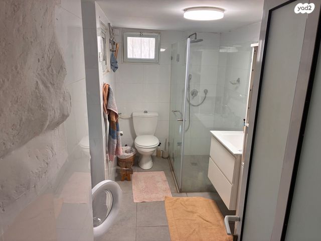 דירה, שביל החומה 12, עין כרם, ירושלים