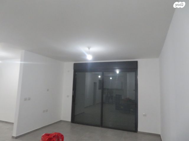 דירה, דרך ארץ 70, הפרחים, חריש