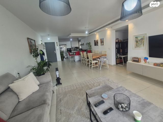 דירה, שדרות יצחק רבין, קדימה צורן