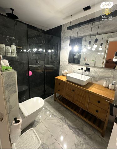 דו משפחתי, צוותא ב, אלפי מנשה