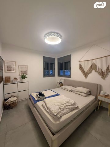 דירה, אנה פרנק, חרוזים, רמת גן